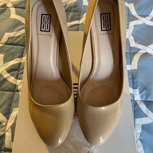 Size 9 nude pump.